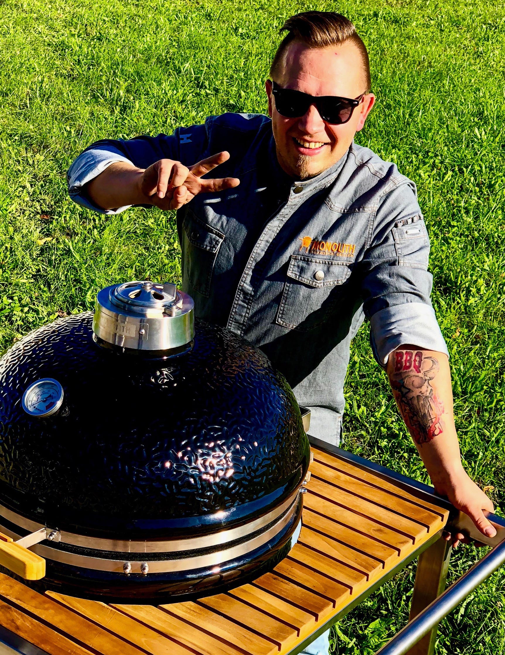 mobile Grill & BBQ Schule, Monolith Grill Hochgatterer, Monolith ProLine, Grillschule, Grillschule Perg, Grillschule mobil,  Grill Trainer Geri Hochgatterer, Gerald, BBQ, Grillen, Grill Profi,  Grillkurs, Austria, Grill  Trainer Österreich Gerald Hochgatterer, Grill Trainer Deutschland Gerald Hochgatterer, Monolith Grill Verkauf, Monolith Grill Betratung, foodstyling, Grill  Blogger, Monolith Händler, Grillen, Barbecue, BBQ, smoken, Grillschule Oberösterreich, Grillschule Österreich, Grillmeister, Grillprofi, grillen OÖ, Austrian BBQ, Holzkohle, Barbecue Hochgatterer, Grillexperte, Grillschule Linz, Grillkurs Linz, BBQ schule Linz, Grill Schule Linz, Grillschule Deutschland, Grillschule Hessen, Grillschule Waldkappel DE, Grillschule Kochgarten, Grillweltmeister, Grillweltmeister Geri Hochgatterer, Grillen mit dem Weltmeister, 